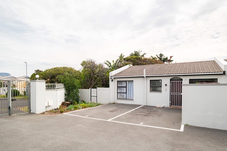 2 Bedroom Property for Sale in Lakeside Western Cape